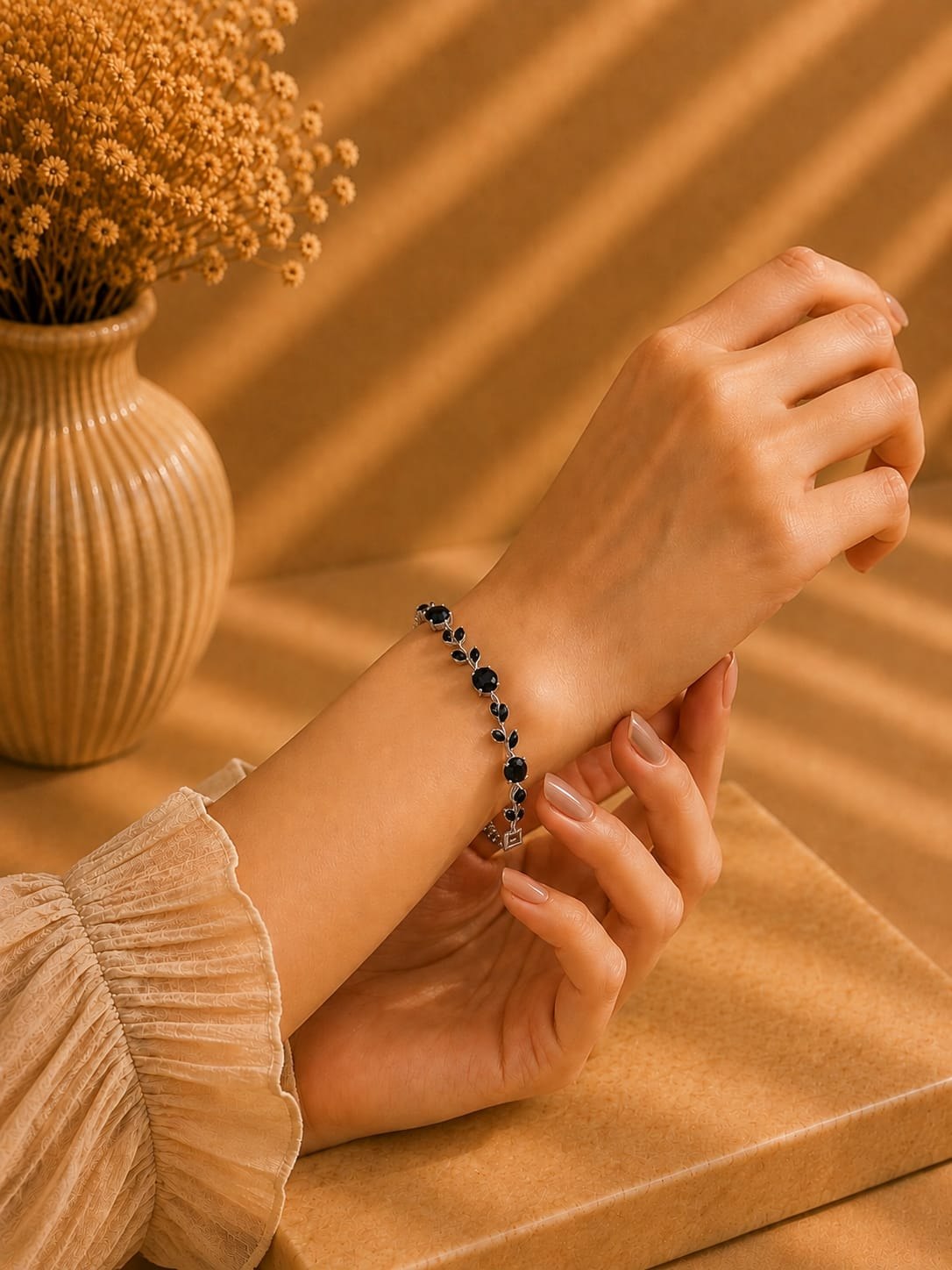 LUSHÉ Vine Bracelet in black